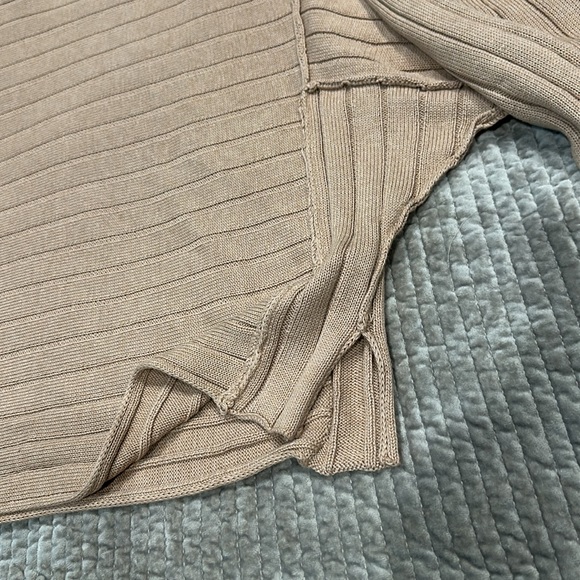 Boutique raw edge Wide ribbed sweater- L - Picture 6 of 7